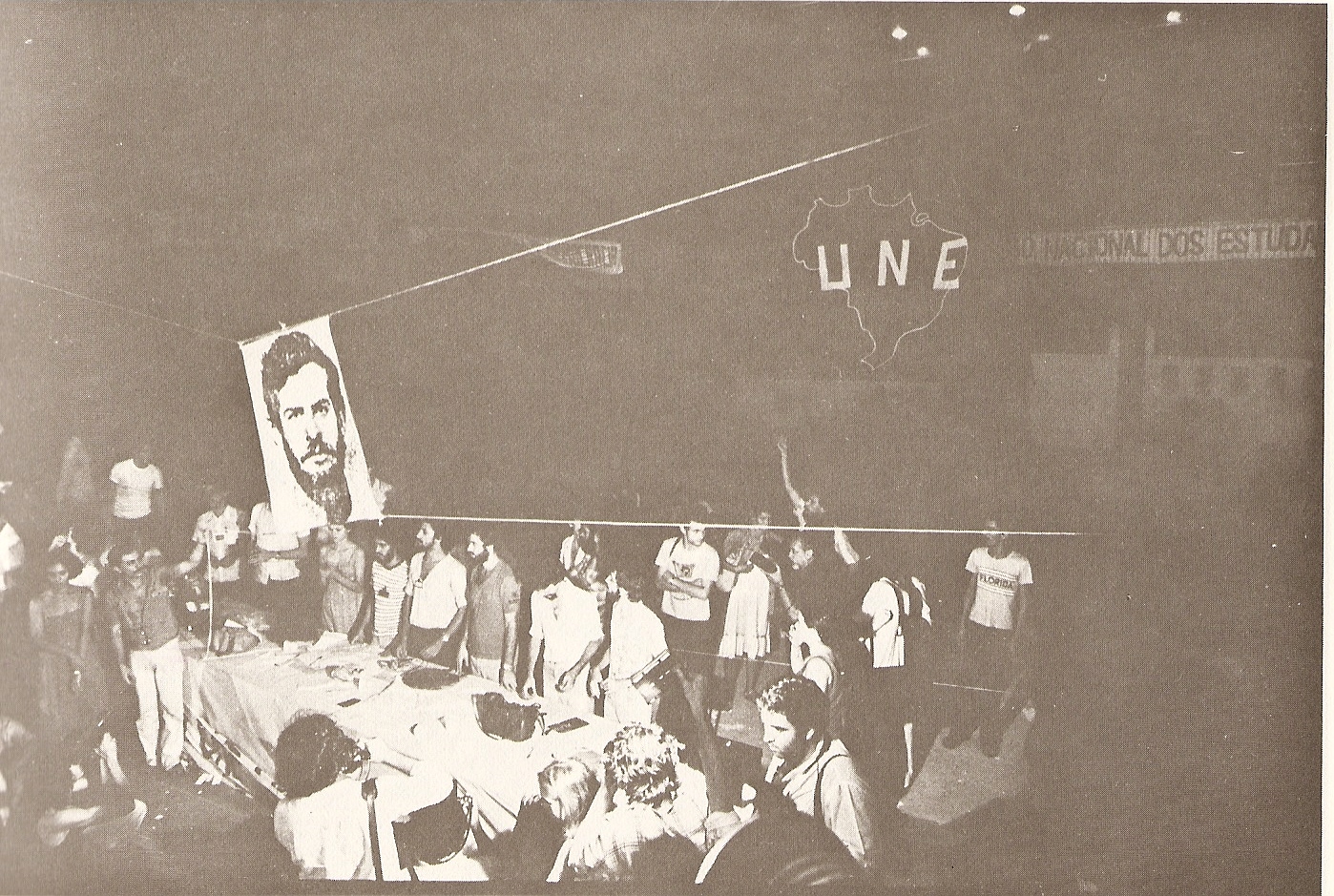 Retrato de Honestino Guimarães, último presidente da UNE, desaparecido, Presidente de Honra do XXXI Congresso