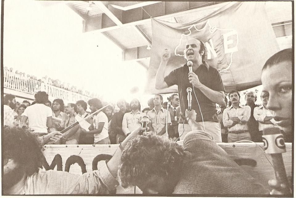 José Serra, gestão 63-64, último presidente vivo e em liberdade, invocando as tradições da UNE, declara aberto o XXXI Congresso