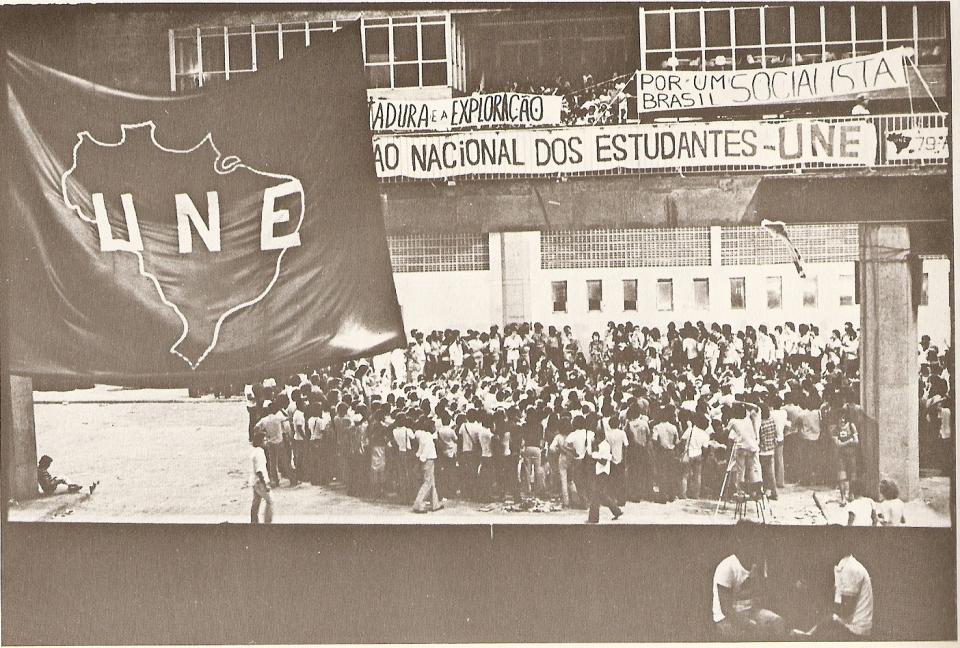 Após a primeira plenária formaram-se grupos de debates que trabalharam até a noite