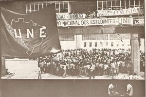 Após a primeira plenária formaram-se grupos de debates que trabalharam até a noite